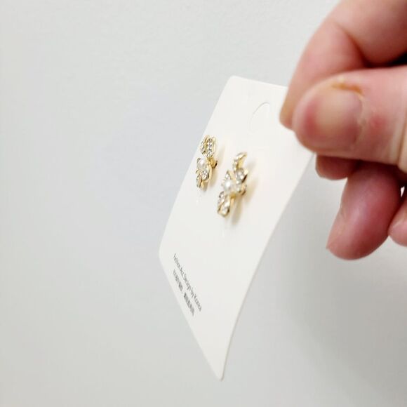 Brand New Gold Tone Flower Pearl Rhinestone Earrings - Picture 4 of 6